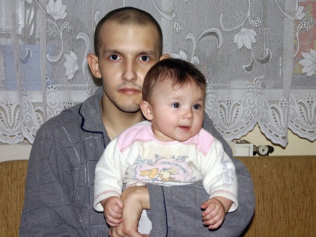 Kamil Nowacki ma w sobie dużo siły. Chce walczyć z chorobą. Najmocniej na świecie kocha swoją córeczkę Vanessę i dla niej chce żyć.   