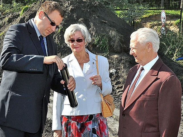 Inicjator budowy pomnika Lotnika Zbigniew Zelmański (z prawej), Łucja Kaczorek - prezes Fundacji na Rzecz Tradycji Lotnictwa Polskiego i wiceprezydent Grudziądza Marek Sikora. Tuż przed wmurowaniem aktu erekcyjnego.