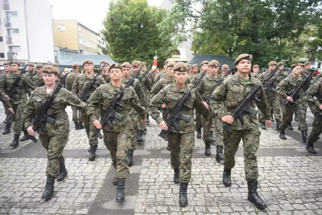 Grupa uposażenia: 7,8,9,10Zarobki:Młodszy chorąży (młodszy chorąży marynarki) - 6050,00 zł bruttoChorąży (Chorąży marynarki) - 6380,00 zł bruttoStarszy chorąży (starszy chorąży marynarki) - 6500,00 zł bruttoStarszy chorąży sztabowy (starszy chorąży sztabowy marynarki) - 6650,00 zł brutto