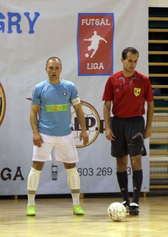 Futsal grany jest w hali ZSA w Miłocinie, koszykówka i siatkówka w hali ROSiR w Rzeszowie.