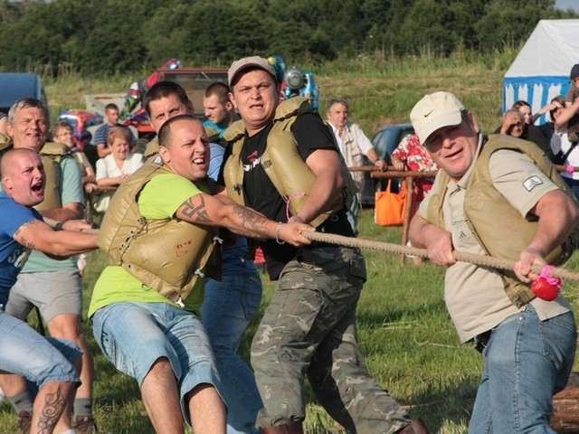 Jedna z atrakcji Święta Warty było przeciąganie liny przez rzekę.  Zawodnicy z Murzynowa liczyli na zwycięstwo, skończyło się jednak na remisie.