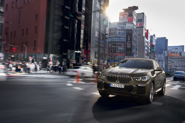 BMW X6Nowy BMW X6 w momencie wprowadzenia na rynek będzie dostępny w wersji standardowej oraz wariantach xLine oraz M Sport. Te dwie wersje wyposażeniowe charakteryzują się specyficznymi elementami stylistyki.Fot. BMW