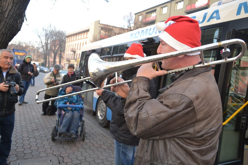 Rybnik: Muzyczny autobus koncertuje na przystankach