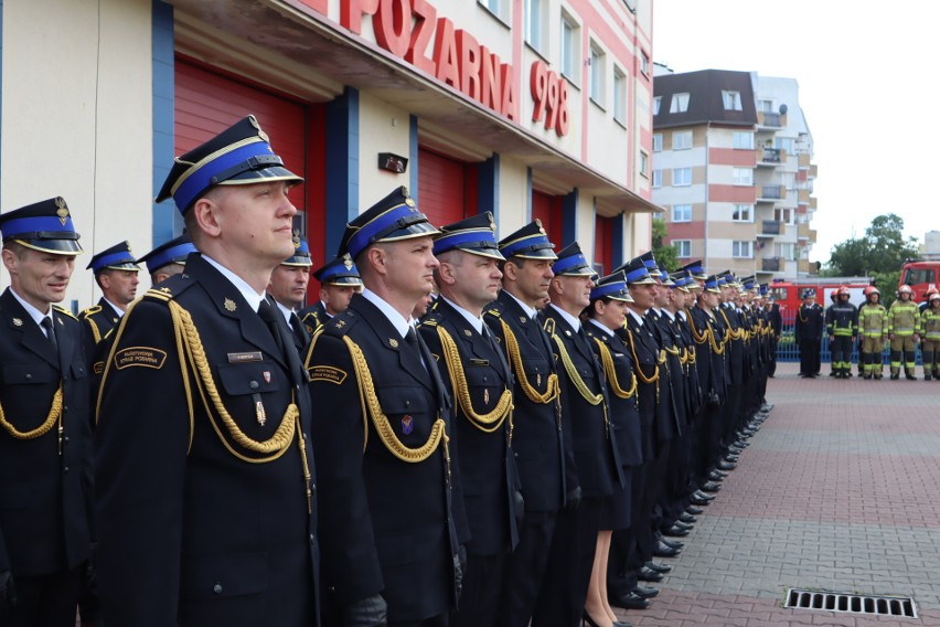 Uroczystość odbyła  się przed budynkiem straży pożarnej przy...