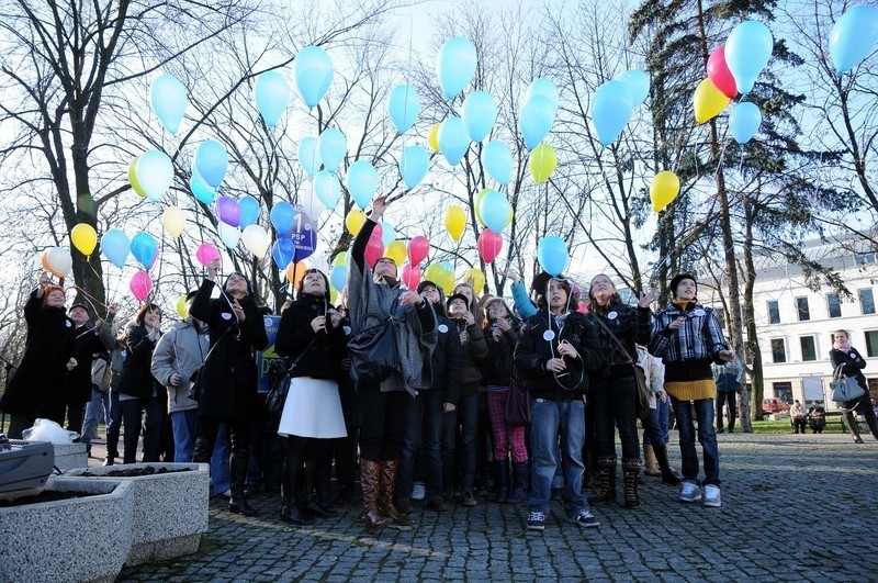 W Parku Kościuszki w Radomiu baloniki wypuścili uczniowie...