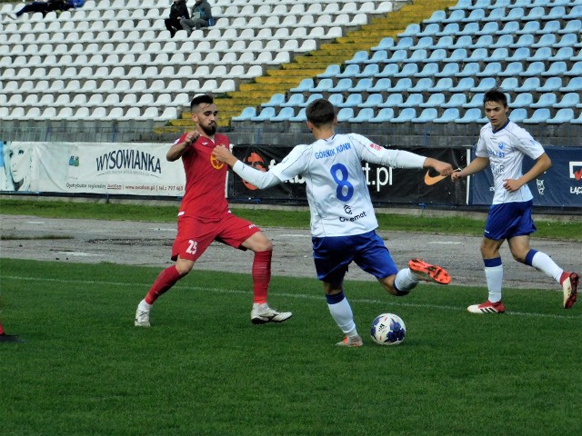 Szymon Chać (czerwony strój) strzelił pierwszego gola dla Gwardii w wyjazdowym meczu z Radunią Stężyca