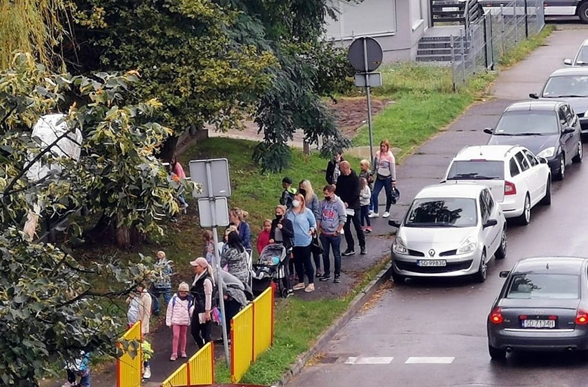 Kolejka przed przedszkolem w Dąbrowie Górniczej (1 września...