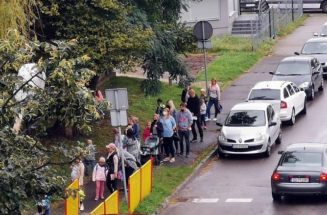 Kolejka przed przedszkolem w Dąbrowie Górniczej (1 września 2020)