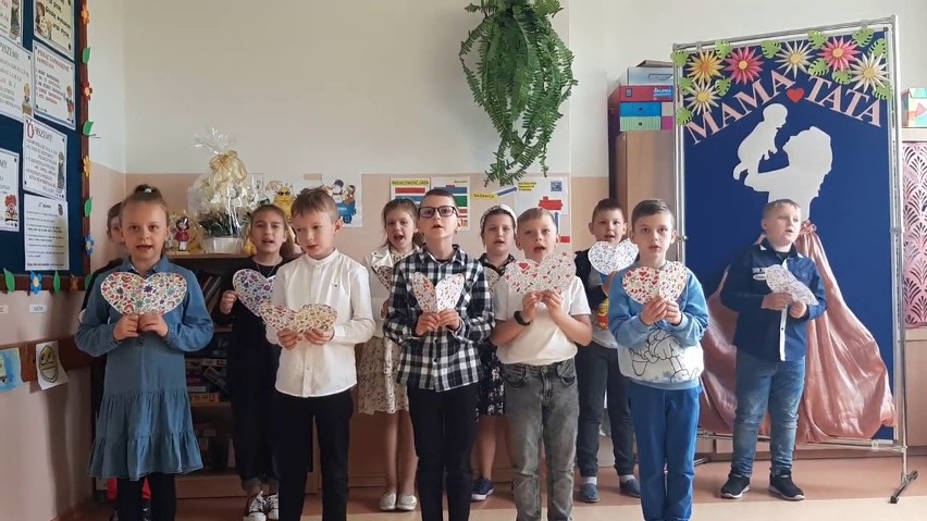 Szkoła Podstawowa w Zalasiu przygotowała specjalny prezent z okazji Dnia Mamy i Taty. 26.05.2022