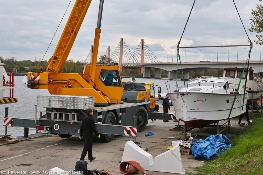 Wrocław: Pięć jachtów zwodowanych na Odrze. Zobacz, za ile można je wynająć (ZDJĘCIA)