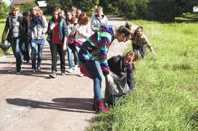 Do sprzątania Suwalszczyzny przyłączyli się także uczniowie. Z uśmiechami na twarzach do dużych worków wrzucali puste butelki, opakowania po słodyczach czy papierosach.