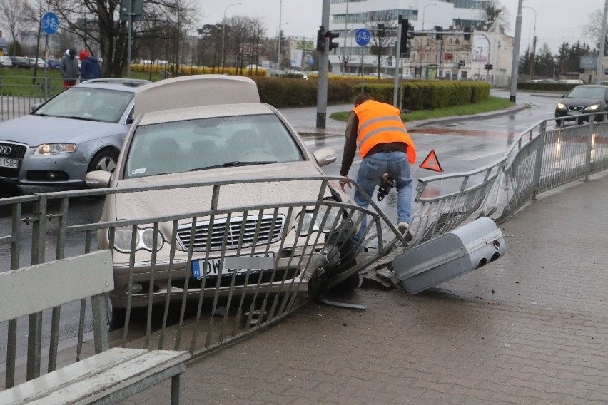 Kierowca mercedesa jadącego w stronę centrum miasta, na...