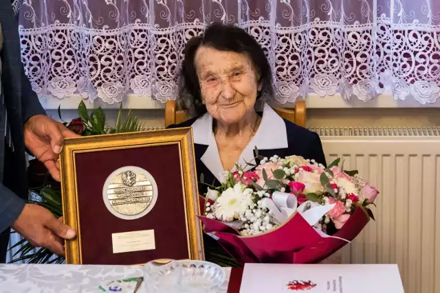 Medal marszałka dla 100-letniej pani Ireny Radeckiej ze Stronna