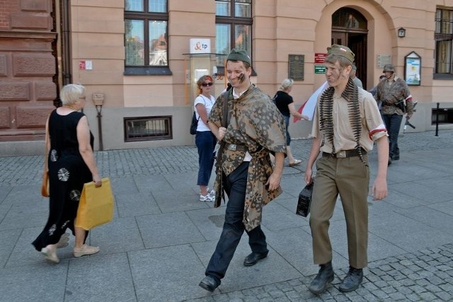 O godz. 17. w miastach województwa rozległy się syreny upamiętniające rozpoczęcie powstania.