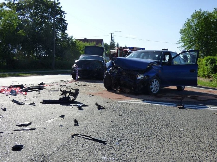 Wypadek w Stołcznie na drodze krajowej nr 25. Cztery osoby poszkodowane [ZDJĘCIA]