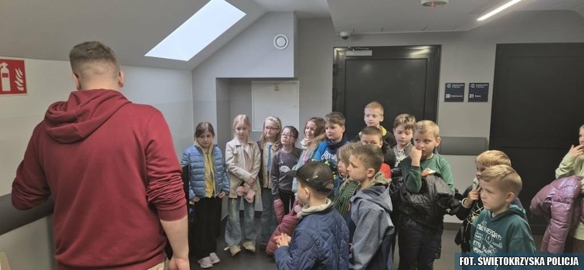 Dzieci ze szkoły integracyjnej odwiedziły policjantów z Chęcin