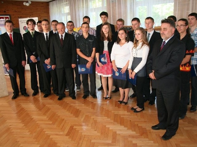 Dyplomy i nagrody pieniężne odebrało 19 najzdolniejszych uczniów z całego powiatu. 