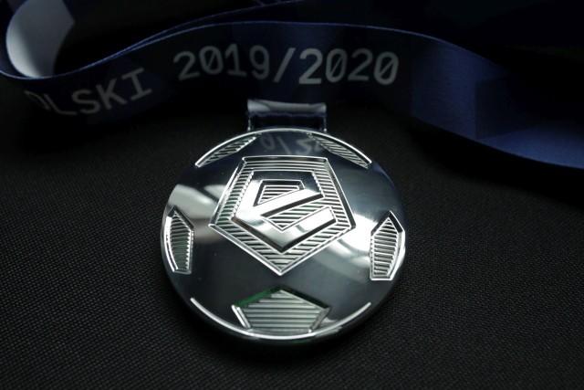 Tak wygląda medal, który prawdopodobnie w niedzielę wieczorem zawiśnie na szyjach piłkarzy Lecha Poznań.Przejdź do następnego zdjęcia ----->