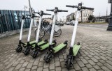 Od stycznia 2022 r. w Bydgoszczy kary za złe parkowanie hulajnogi. Tyle wyniosą opłaty za odholowanie! [stawki]