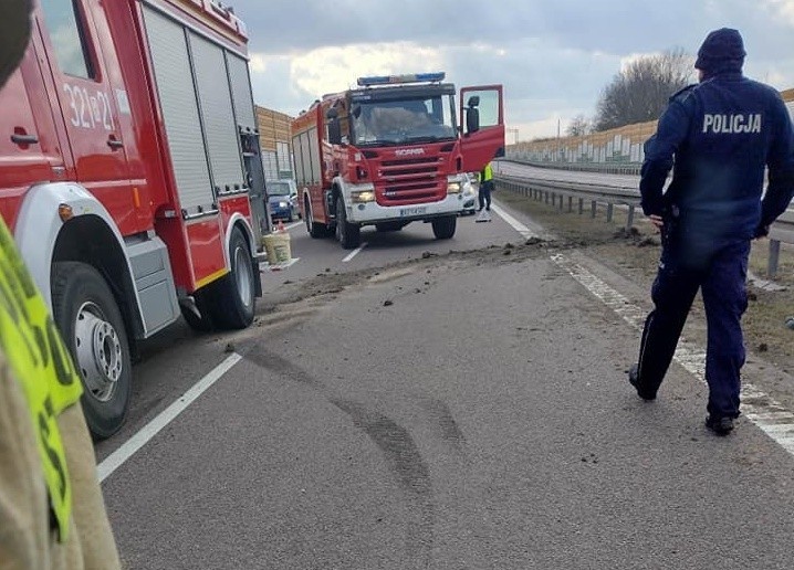 Wypadek na S19 w Terliczce koło Rzeszowa. Laweta uderzyła w bariery. Samochód spadł na jezdnię
