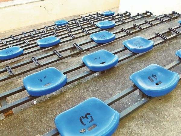 Głupota, to za mało, by określić, czym kierowali się wandale, którzy zniszczyli część krzesełek na stadionie Gwardii. Te zostały już uprzątnięte, pozostały po nich puste miejsca.