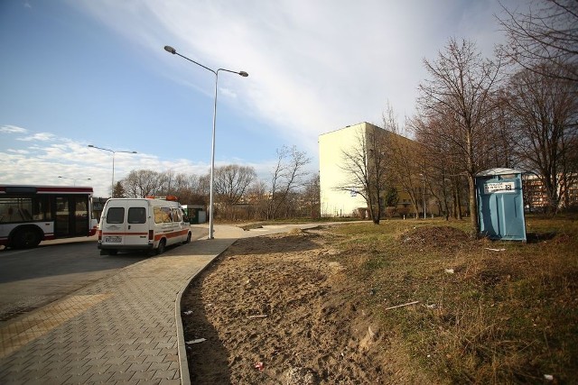 - Toaleta na pętli autobusowej na Prędocinku stoi w złym miejscu, powinna stać z przodu pętli &#8211; uważa część mieszkańców.