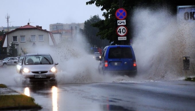 Bydgoszcz po deszczu. Samochody grzęzły w kałużach