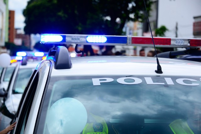 Policjanci, dzięki pomocy innych użytkowników dróg, szybko zidentyfikowali kierowcę, który omal nie potrącił czteroosobowej rodziny w Kętach, na ulicy Spacerowej