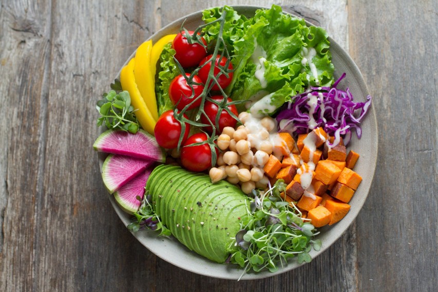 Weganizm jest zdrowy! Czym różni się od wegetarianizmu? Co jeść na diecie wegańskiej i jakie zapewni efekty? Polecamy proste przepisy