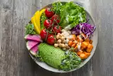 Weganizm jest zdrowy! Czym różni się od wegetarianizmu? Co jeść na diecie wegańskiej i jakie zapewni efekty? Polecamy proste przepisy