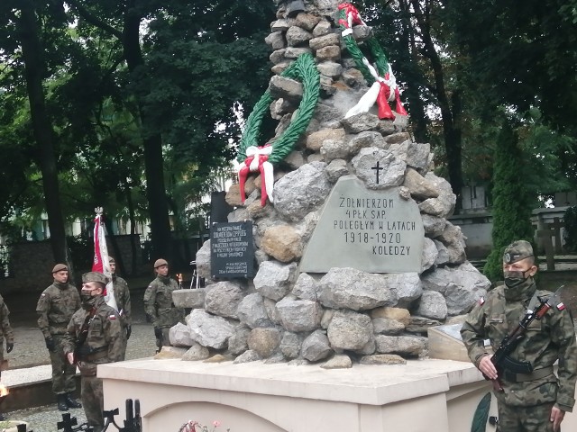 O godzinie 11.45 odbędzie się symboliczne złożenie wiązanek przez Starostę Sandomierskiego i Burmistrza Sandomierza przed Pomnikiem 2 Pułku P.P. Legionów na Cmentarzu Katedralnym w Sandomierzu .