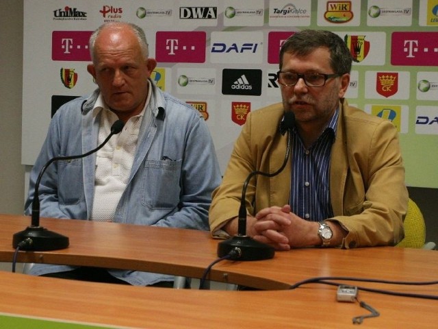 Przedstawiciel inwestora, który nie chciał zdradzić nazwiska (z lewej) i prezes Korony Tomasz Chojnowski pod czas wtorkowej konferencji prasowej w kieleckim klubie. 