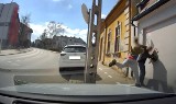 Kierowca pobił pieszego w Bielsku-Białej WIDEO. Przyłapała go kamera w trybie parkingowym. O co poszło?