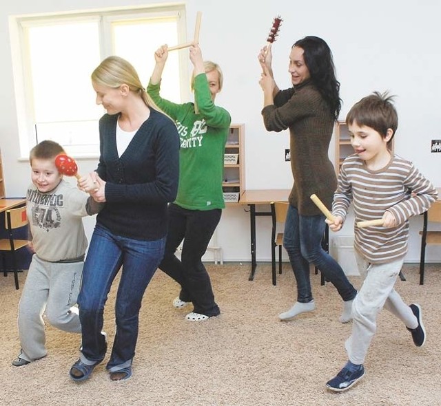 Ośrodek Rehabilitacyjno-Edukacyjno-Wychowawczy w Koszalinie. Wspólny taniec z paniami na zajęciach muzyczno-rytmicznych najwyraźniej bardzo się dzieciom podoba. 