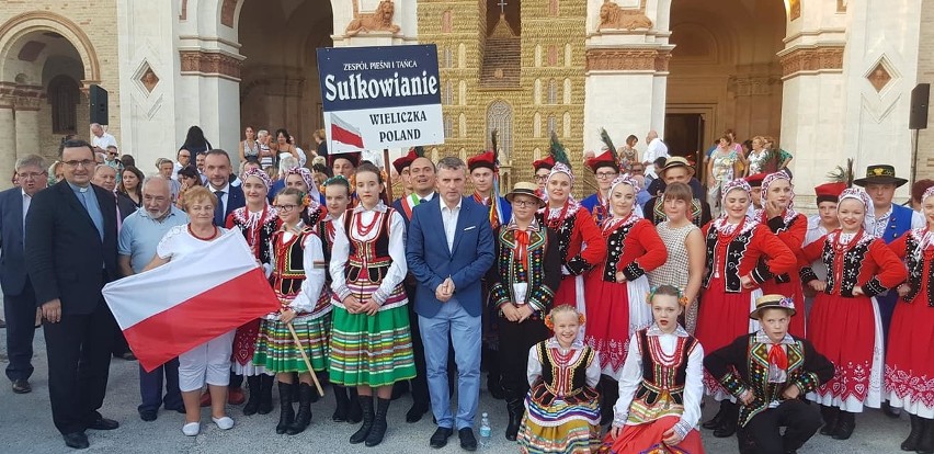 Włosi ofiarowali Wieliczce zbożową miniaturę Kościoła Mariackiego