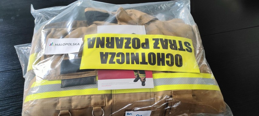Do strażaków ochotników w gminie Oświęcim trafił nowy sprzęt w postaci ubrań specjalistycznych. Zdjęcia