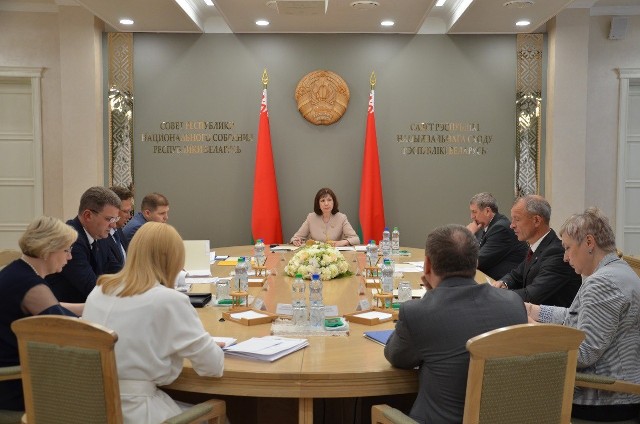 Przewodnicząca wyższej izby białoruskiego parlamentu Rady Republiki Natalia Kaczanowa (po środku) zwołała naradę ekspertów, aby poradzić się, jak objąć przepisami o pozbawieniu obywatelstwa nieobecnych w kraju opozycjonistów
