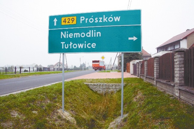 Ustawiona na rogatkach Komprachcic tablica kieruje już na nową trasę. (fot. Krzysztof Świderski)