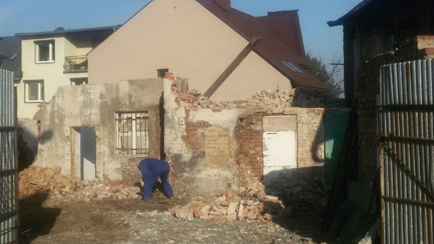 Znika budynek z ul. Wodzisławskiej w Żorach [ZDJĘCIA]