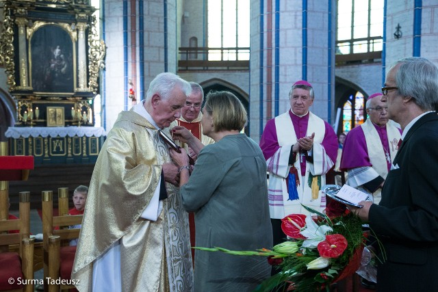 Z lewej ks. Henryk Ozga i zachodniopomorski wojewódzki konserwator zabytków Ewa Stanecka, z prawej prezes stowarzyszenia Zachodniopomorskie Dziedzictwo Kulturowe w Stargardzie Janusz Leszek Jurkiewicz.