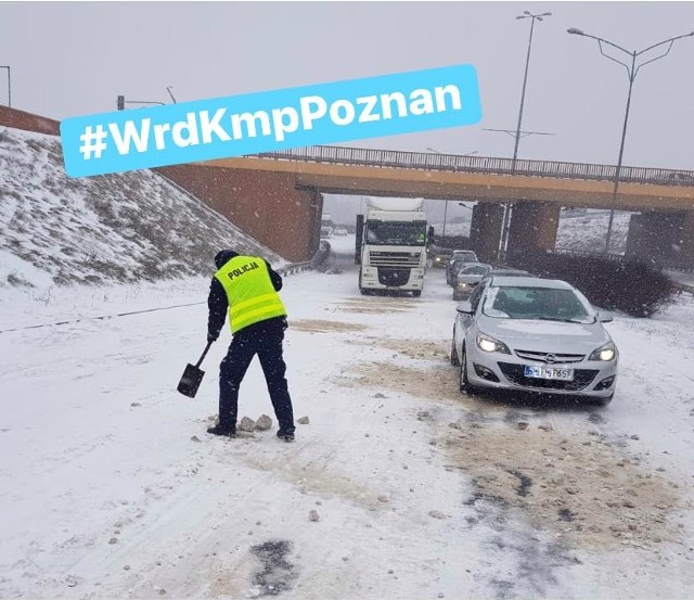 Policjanci z poznańskiej drogówki dziś zamiast radarów do ręki wzięli szczotki i łopaty, by pomóc zmotoryzowanym poznaniakom dotrzeć do celu.