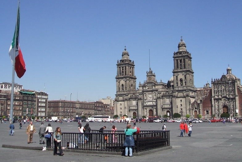 Katedra Metropolitalna w zabytkowym centrum Mexico City jest...