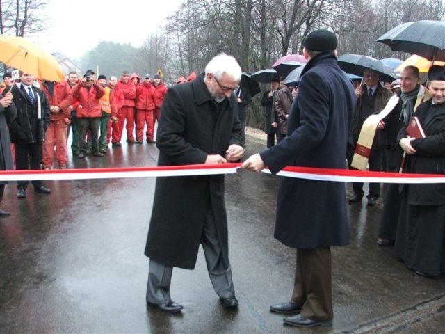 Przecinanie wstęgi na moście w Przystani