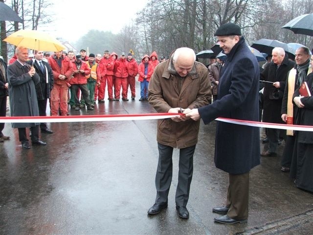 Przecinanie wstęgi na moście w Przystani