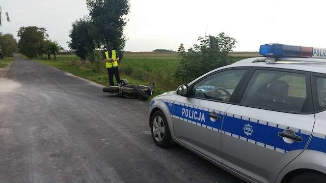Pijany motocyklista przewrócił się na prostym odcinku drogi w Czołowie niedaleko Radziejowa