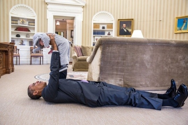 Pete Souza, oficjalny fotograf Białego Domu, towarzyszył prezydentowi Barackowi Obamie przez 8 lat jego prezydentury. Zrobił przez ten czas prawie 2 miliony zdjęć. Niektóre z tych zdjęć przeszły do historii.