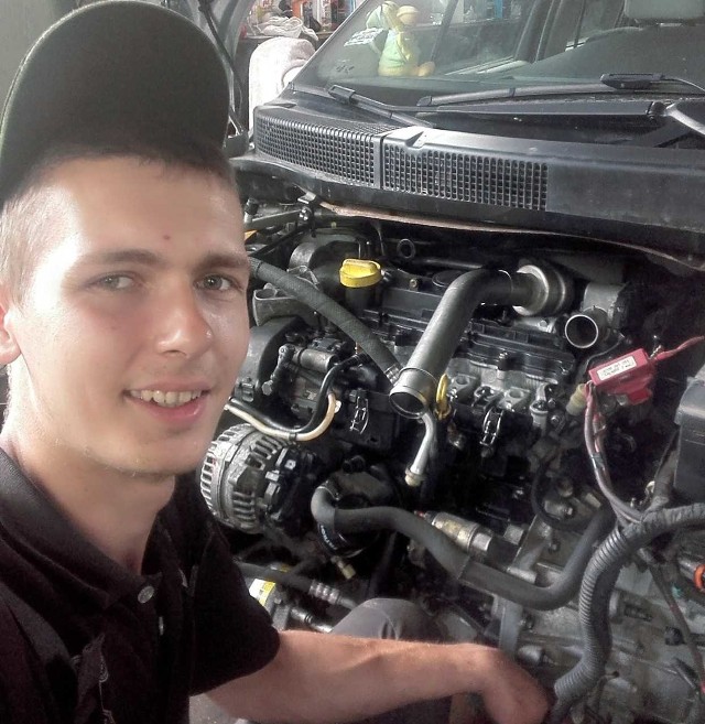 Paweł Głogowski prowadzi swój warsztat samochodowy w Ruskim Brodzie w gminie Przysucha i tu naprawia wszelkie samochody, a poza blacharką wykonuje wszystkie niezbędne usługi.