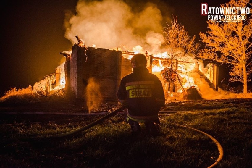 Wysokie: Wielki pożar stodoły w gminie Kalinowo. Straty oszacowano na ponad 250 tysięcy złotych [ZDJĘCIA]