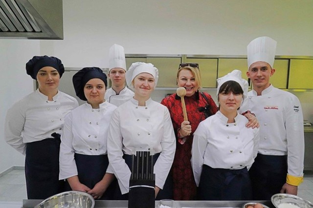 Pracownia w Kościelcu jest jak nowa. Pojawił się tutaj nowy sprzęt, urządzenia i artykuły gastronomiczne oraz meble ze stali nierdzewnej.