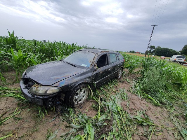 Renault laguna dachował w pobliżu Gębarzowa.